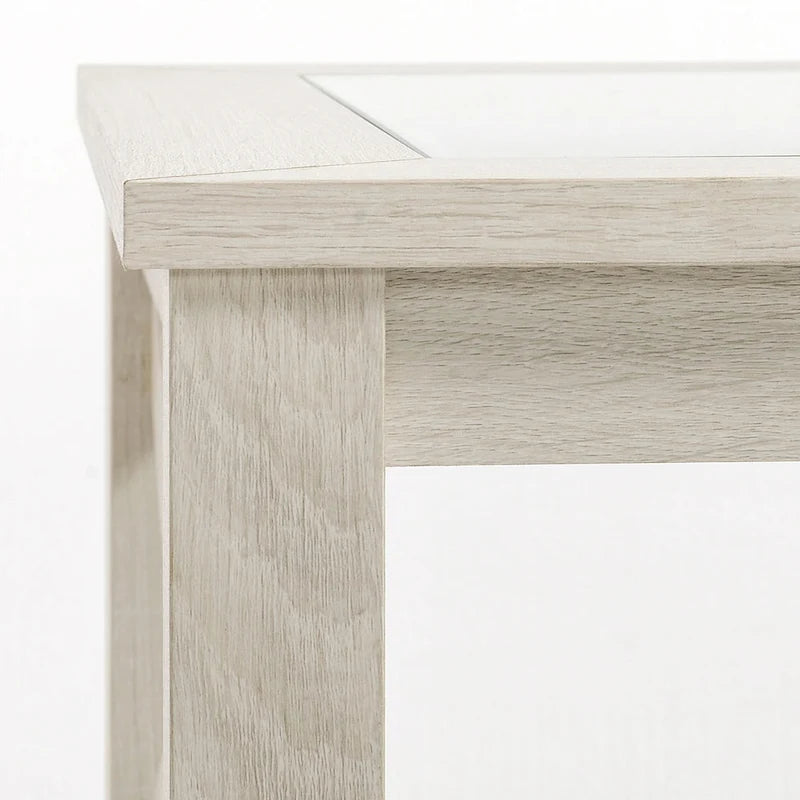 Table d'appoint traditionnelle, cadre en bois, plateau en verre trempé, avec étagère de rangement inférieure, coloris chêne blanc.