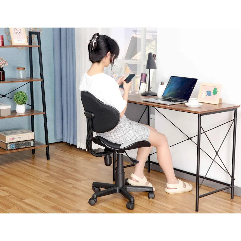 Fauteuil de bureau ergonomique en maille avec support lombaire réglable, bureau d'ordinateur et chaise.
